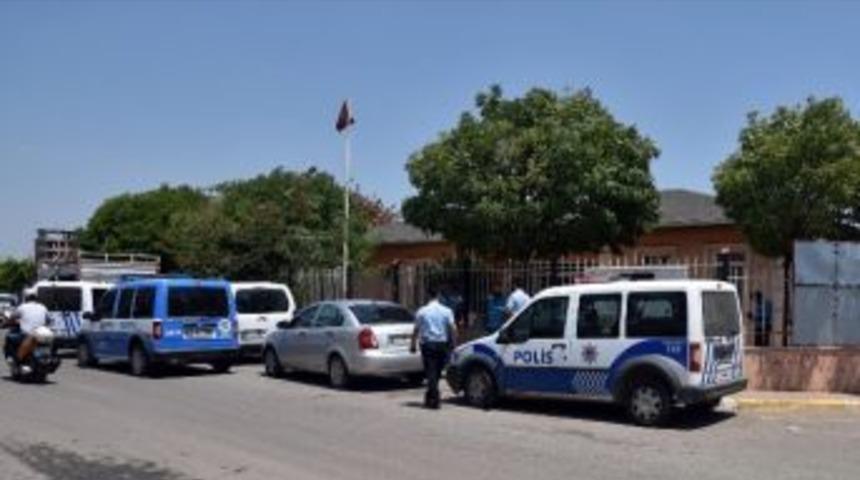 M&uuml;h&uuml;rl&uuml; Dernek Binasından Eşyaları Ka&ccedil;ıran 2 Kişi G&ouml;zaltına Alındı