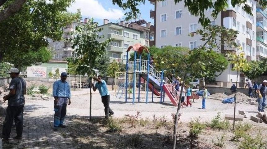 G&uuml;rb&uuml;z Parkta Yenileme &Ccedil;alışmaları Devam Ediyor