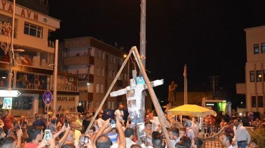 Dilovası&rsquo;nda Darbeciler İ&ccedil;in Darağacı Kurdular