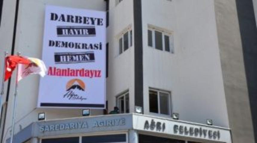 Ağrı Belediyesi&rsquo;nden Darbe Girişimine Pankartlı Tepki