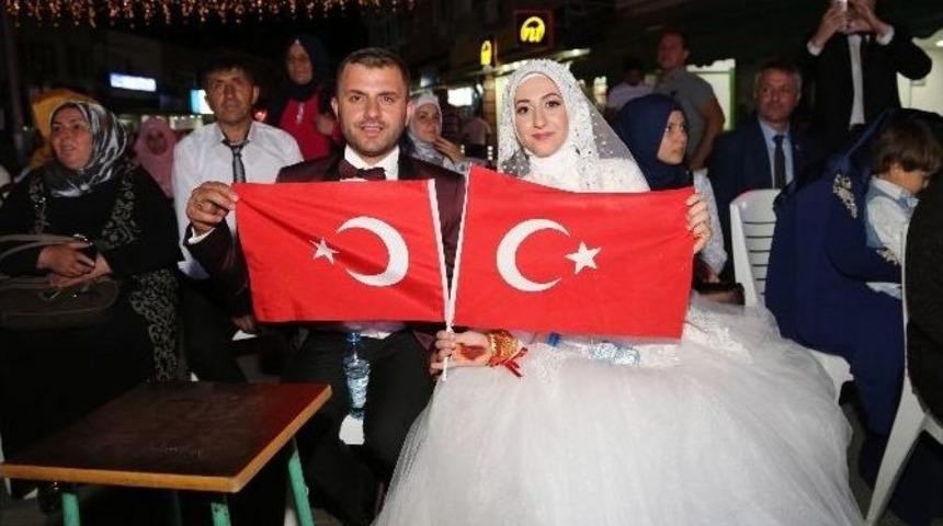 Yeni Evlenen &Ccedil;ift Gelinlik Ve Damatlığıyla Demokrasi N&ouml;betinde