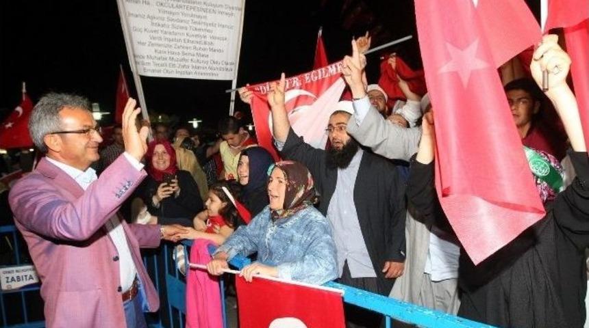 Darbe Girişimi Sonrası Gebze&rsquo;de Binler Ş&uuml;k&uuml;r Namazı Kıldı