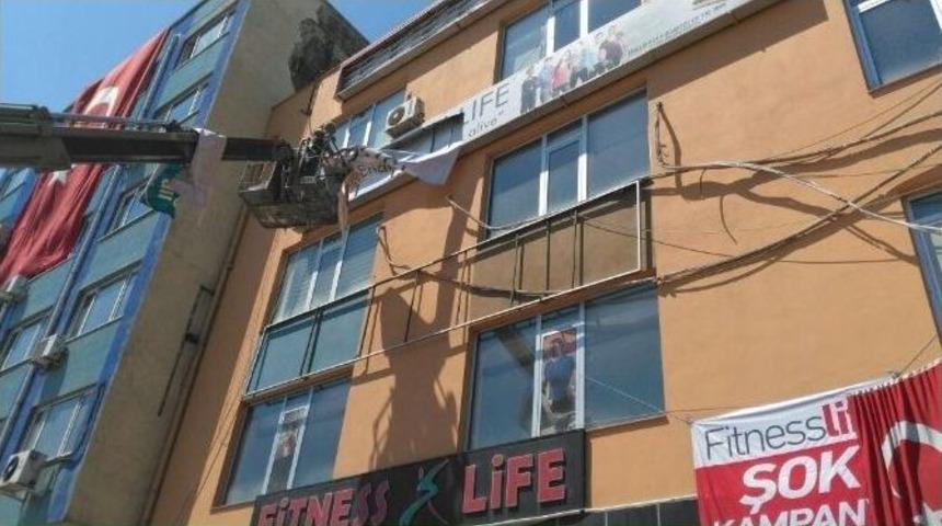 İzmit&rsquo;te Fet&ouml;&rsquo;ye Finans Sağlayan Kuruluşların Tabelaları İndirildi