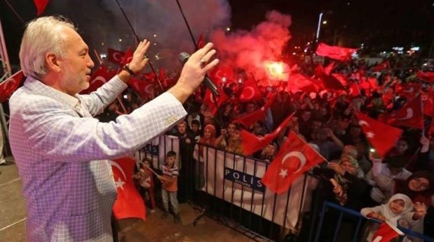 Başkan Kamil Sara&ccedil;oğlu: Halkımız Meydanlarda Demokrasi Destanı Yazıyor