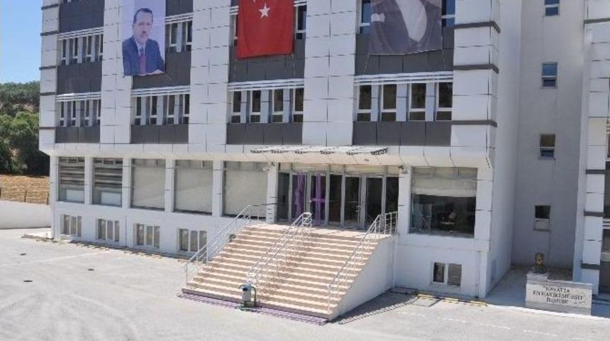 Boz&uuml;y&uuml;k&rsquo;te Kapatılan Okullara Atat&uuml;rk Ve Erdoğan Resmi İle T&uuml;rk Bayrağı Asıldı