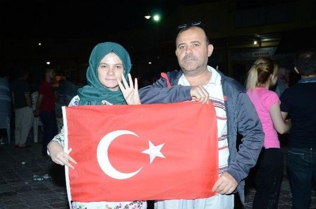 Darende&rsquo;de Demokrasi N&ouml;beti S&uuml;r&uuml;yor