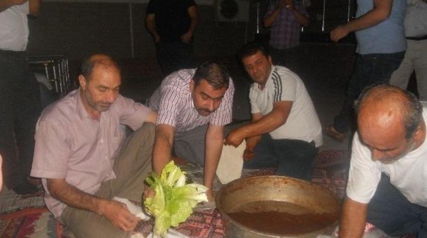 G&ouml;lbaşı&rsquo;nda T&uuml;fek Atıcıları Demokrasi N&ouml;beti Tutanlara &Ccedil;iğ K&ouml;fte Dağıttı