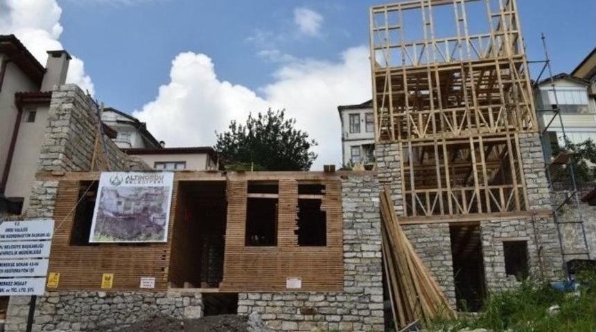 Tarihi Evler Restore Ediliyor