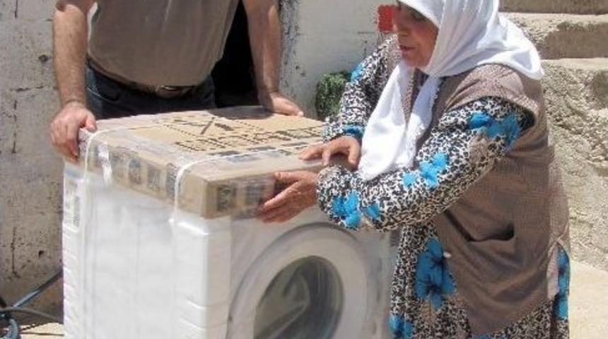 G&ouml;rme Engelli Kadının &Ccedil;amaşır Makinesi Sevinci