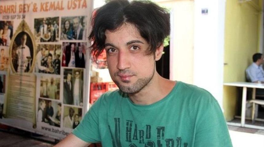 Gittiği Şehirlerde Hem Geziyor Hem &Ccedil;alışıyor