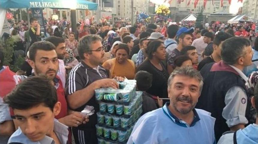 Kayseri Memur Sen Temsilciliği Milli İrade N&ouml;bet&ccedil;ilerine Pilav İkramında Bulundu
