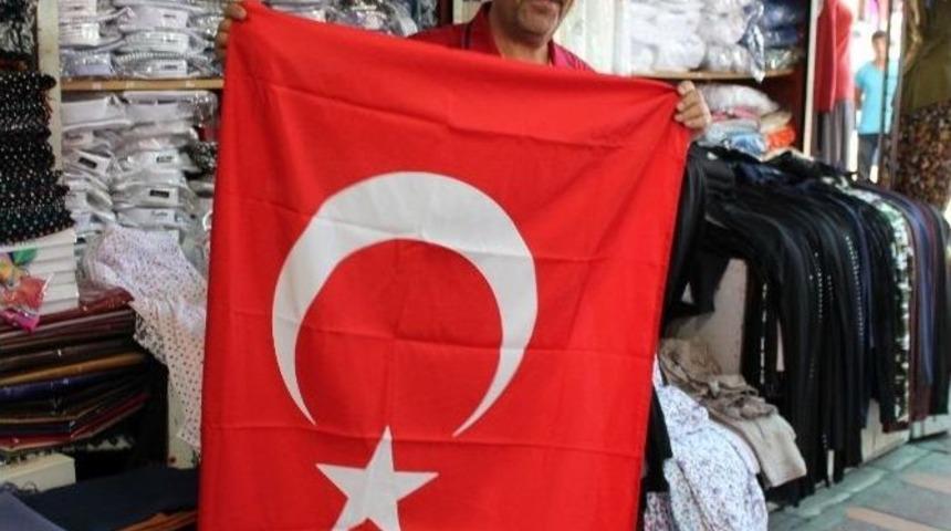 Darbe Girişimi Sonrası Halk Bayrağa Sarıldı