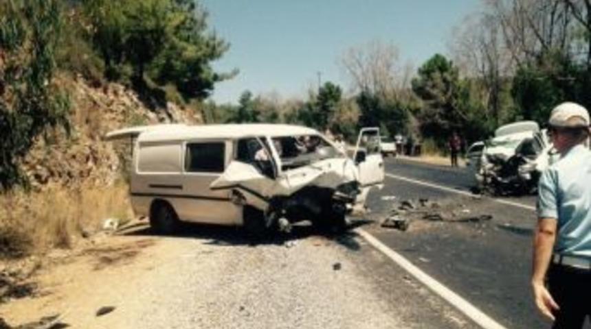 Kuşadası&rsquo;nda Trafik Kazası, 2 &Ouml;l&uuml; 3&rsquo;&uuml; Ağır 7 Yaralı