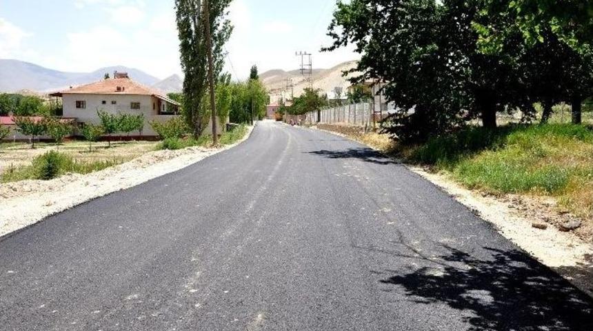 B&uuml;y&uuml;kşehir Belediyesi Darende&rsquo;de 22 Km Sıcak Asfalt Serimi Yaptı