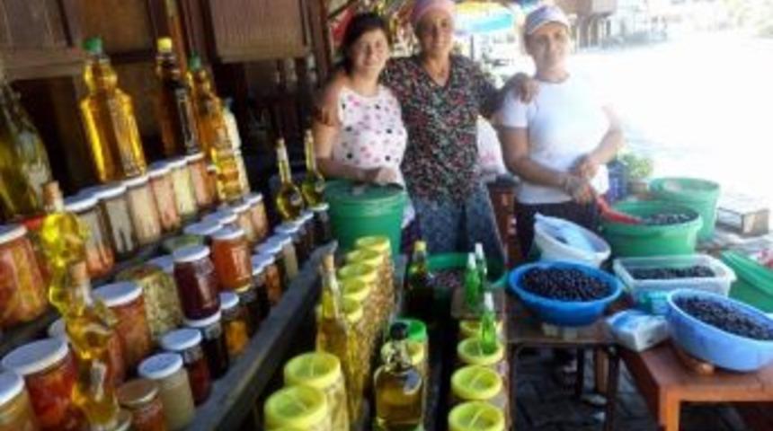 &Ccedil;ift&ccedil;i Kadınlar İşledikleri Zeytinleri Pazarda Satıyor