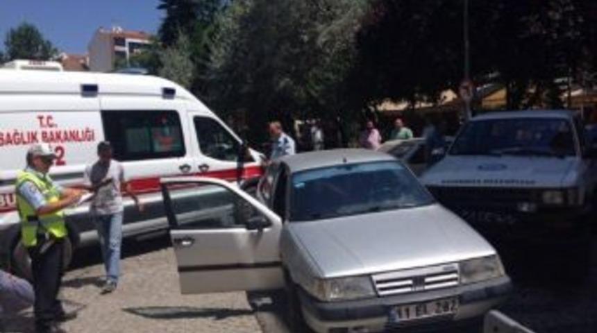 Boz&uuml;y&uuml;k&rsquo;te Resmi Ara&ccedil;la Otomobil &Ccedil;arpıştı: 1 Yaralı