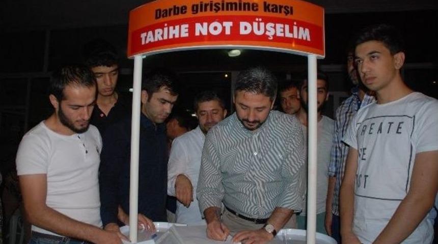 Darbe Girişimine Karşı Tarihe Not D&uuml;ş&uuml;yorlar
