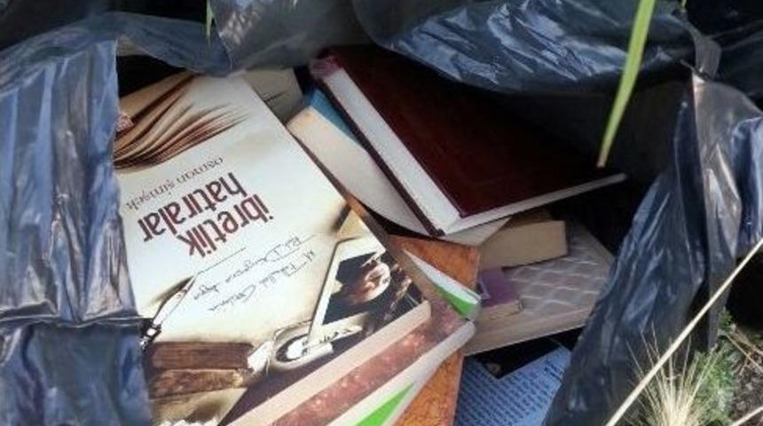 Fetö’nün Kitap Ve Cd’lerini Boş Araziye Attılar