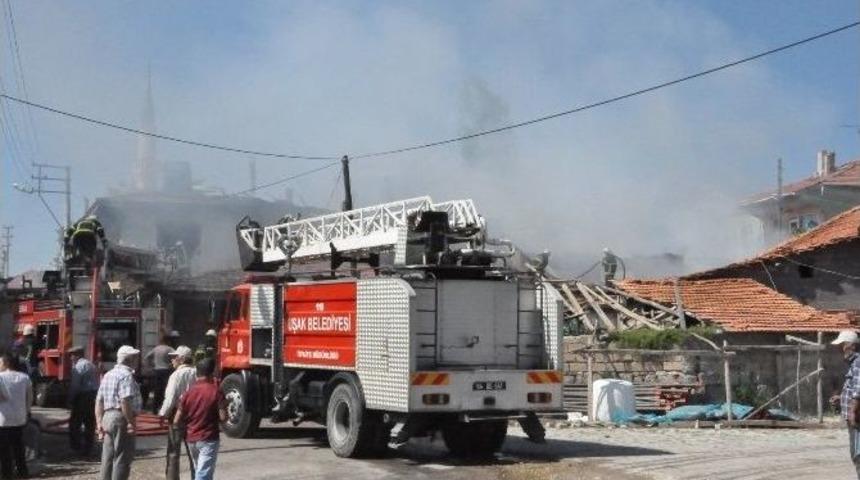 Uşak’ta Çıkan Yangında 2 Ev Kül Oldu
