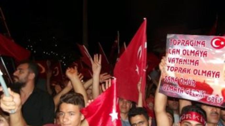 Demokrasi Meydanındaki N&ouml;bet S&uuml;r&uuml;yor