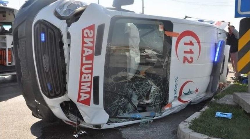Kaza Yaparak Devrilen Ambulanstan &ldquo;k&ouml;r Talih&rdquo; &Ccedil;ıktı