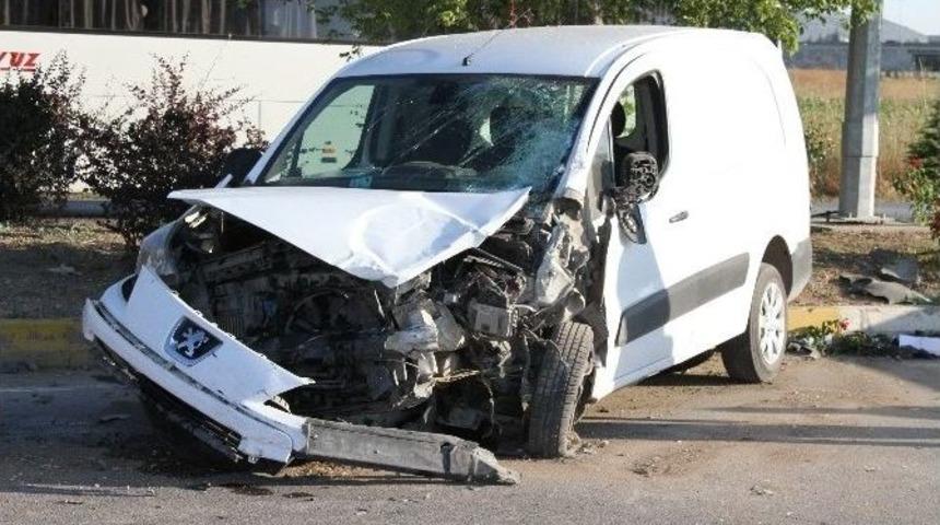 Eskişehir&rsquo;de Virajı Alamayan S&uuml;r&uuml;c&uuml; Karşı Şeride Ge&ccedil;ti: 15 Yaralı