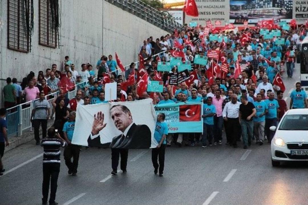 Adana&rsquo;da Sağlık &Ccedil;alışanlarından &lsquo;demokrasi Y&uuml;r&uuml;y&uuml;ş&uuml;&rsquo;