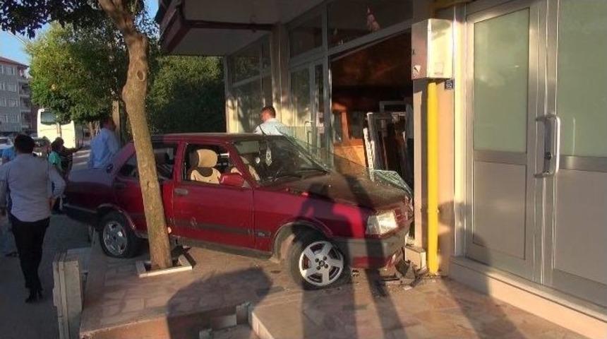 Kocaeli&rsquo;de Kontrolden &Ccedil;ıkan Otomobil İş Yerine Girdi