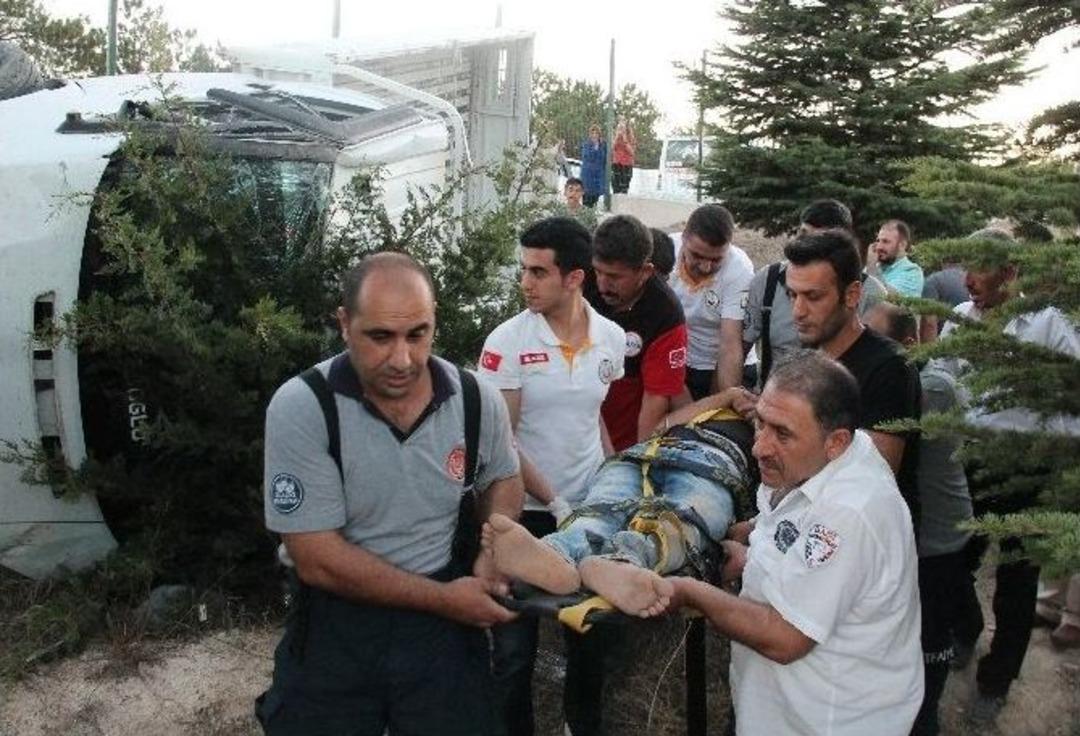 Elazığ&rsquo;da Devrilen Kamyonette Sıkışan S&uuml;r&uuml;c&uuml; Kurtarıldı