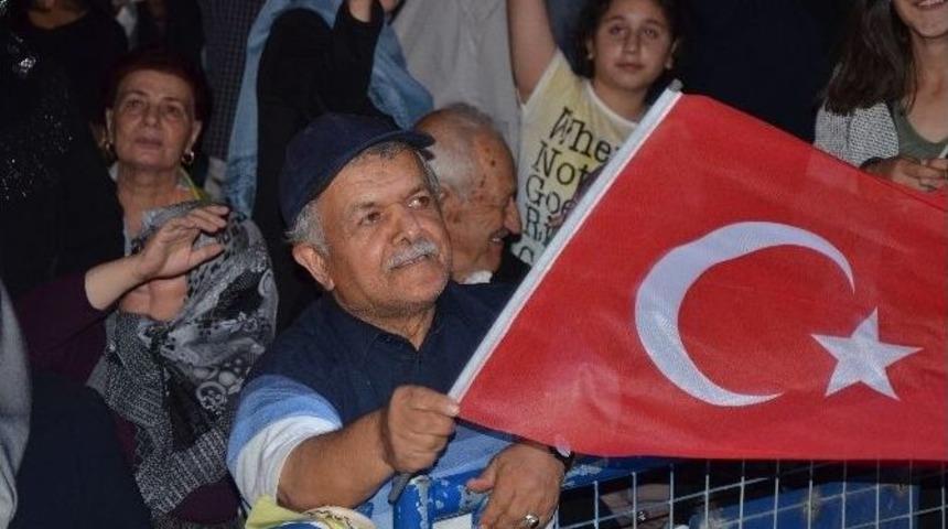 Engellerini Aşıp Demokrasi N&ouml;betine Geldiler