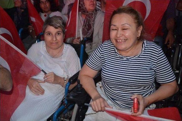 Engellerini Aşıp Demokrasi Nöbetine Geldiler