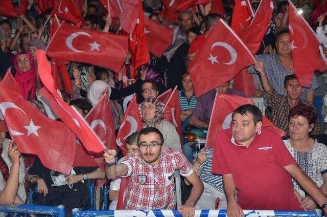 Engellerini Aşıp Demokrasi Nöbetine Geldiler