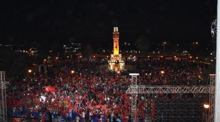 Ellerde Bayraklar, Dillerde Sloganlarla Demokrasi N&ouml;beti S&uuml;r&uuml;yor