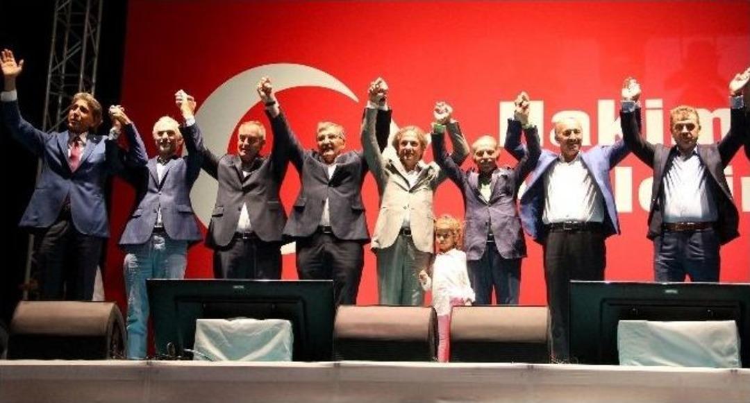 Ak Partili Belediye Başkanları, Taksim Meydanı&rsquo;nda Demokrasi N&ouml;beti Tutan Vatandaşlarla Bir Araya Geldi.