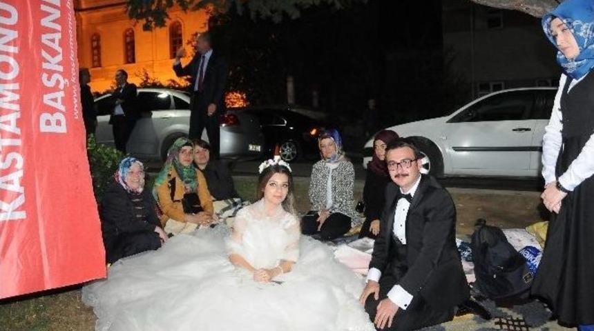 Demokrasi N&ouml;betine Gelin-damat Damgasını Vurdu