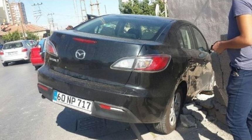Kaza Yapan Otomobil Bah&ccedil;e Duvarını Yıktı