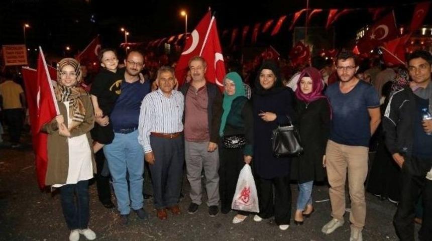 “millet Mehmetçik’e, Mehmetçik Milletine Emanet”