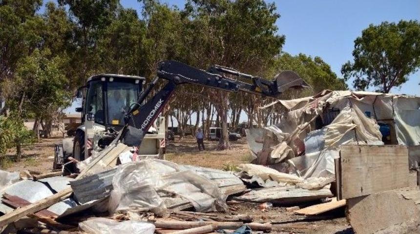 Kazanlı Sahilindeki Kaçak Barınaklar Yıkıldı