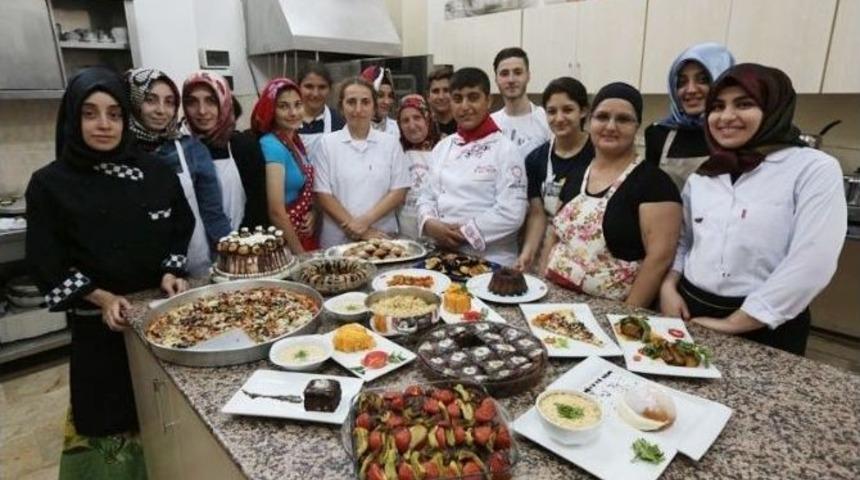 Gen&ccedil; Aş&ccedil;ılar Mutfakta