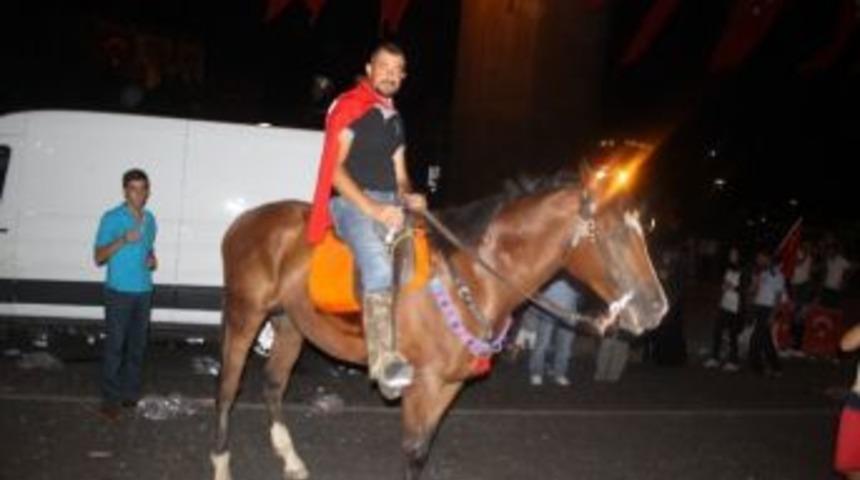 Kayserililer Demokrasi N&ouml;betinin 11. G&uuml;n&uuml;nde Meydanı Boş Bırakmadı