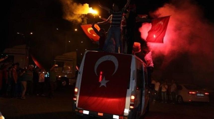 Demokrasi N&ouml;betinde İlgin&ccedil; G&ouml;r&uuml;nt&uuml;ler De Ortaya &Ccedil;ıktı