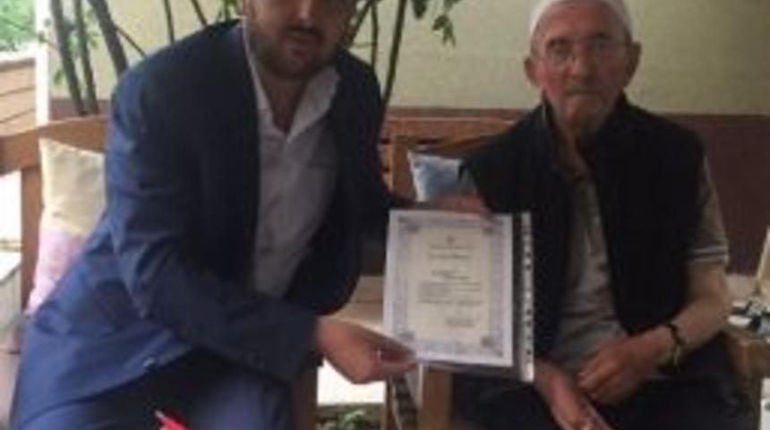 Hayırsever Emekli &Ouml;ğretmene Plaket