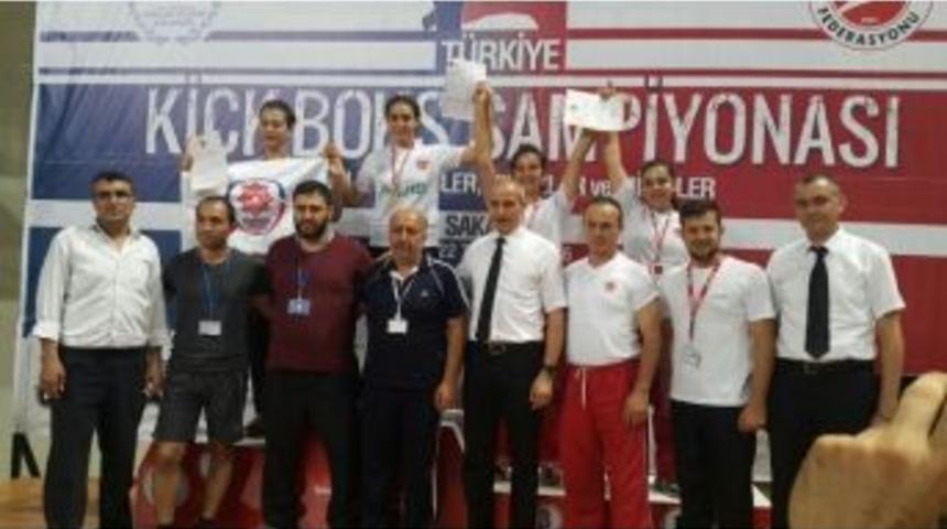 Kick Boks Takımı Madalyayla D&ouml;nd&uuml;