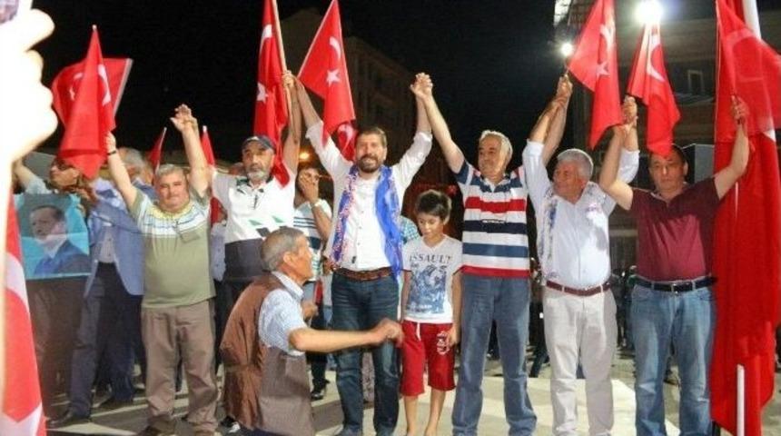 Demokrasi N&ouml;betine Siyasi Partiler Beraber Katıldı