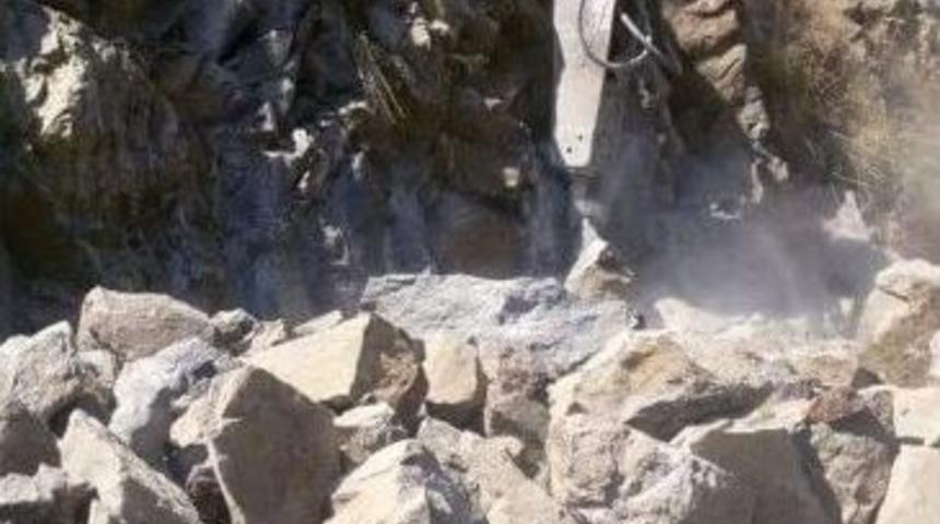 Demirci&rsquo;nin Yollarında Genişletme &Ccedil;alışması Yapılıyor