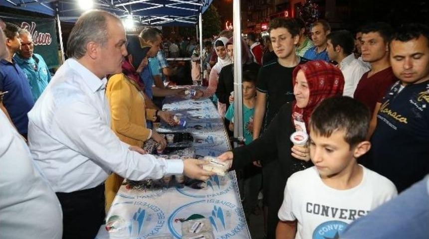 Pamukkale Belediyesi&rsquo;nden Demokrasi N&ouml;beti Tutan Vatandaşlara İkram