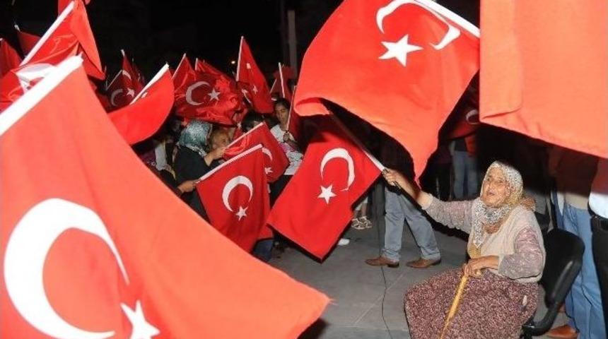 84 Yaşındaki Fatma Teyzenin Demokrasi Aşkı