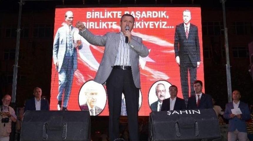 Burdur&rsquo;da Binlerce Vatandaş Ellerinde T&uuml;rk Bayrakları İle Demokrasi Y&uuml;r&uuml;y&uuml;ş&uuml;ne Katıldı