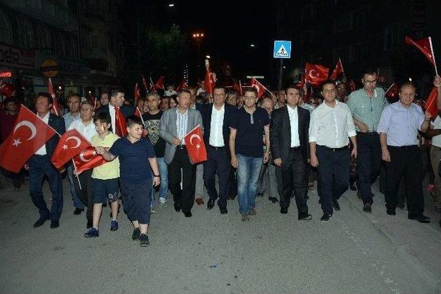 Burdur’da Binlerce Vatandaş Ellerinde Türk Bayrakları İle Demokrasi Yürüyüşüne Katıldı