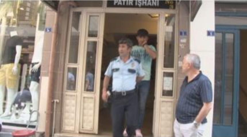 Tuvalette Mahsur Kalan &Ccedil;ocuğu İtfaiye Kurtardı